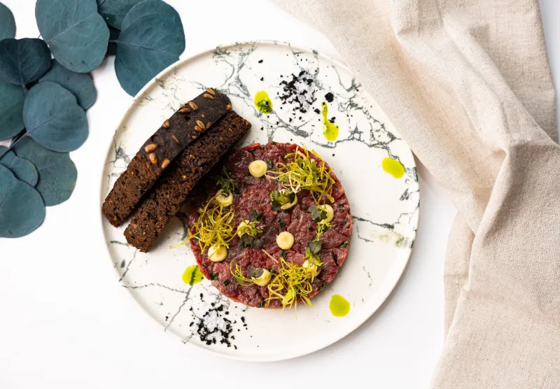 Тартар из говядины и грибным айоли